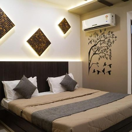 The Ambassador Hotel Vadodara Bagian luar foto