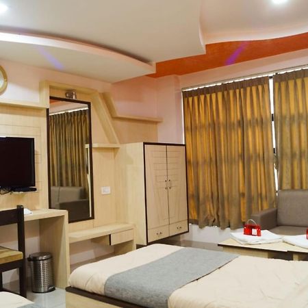 The Ambassador Hotel Vadodara Bagian luar foto