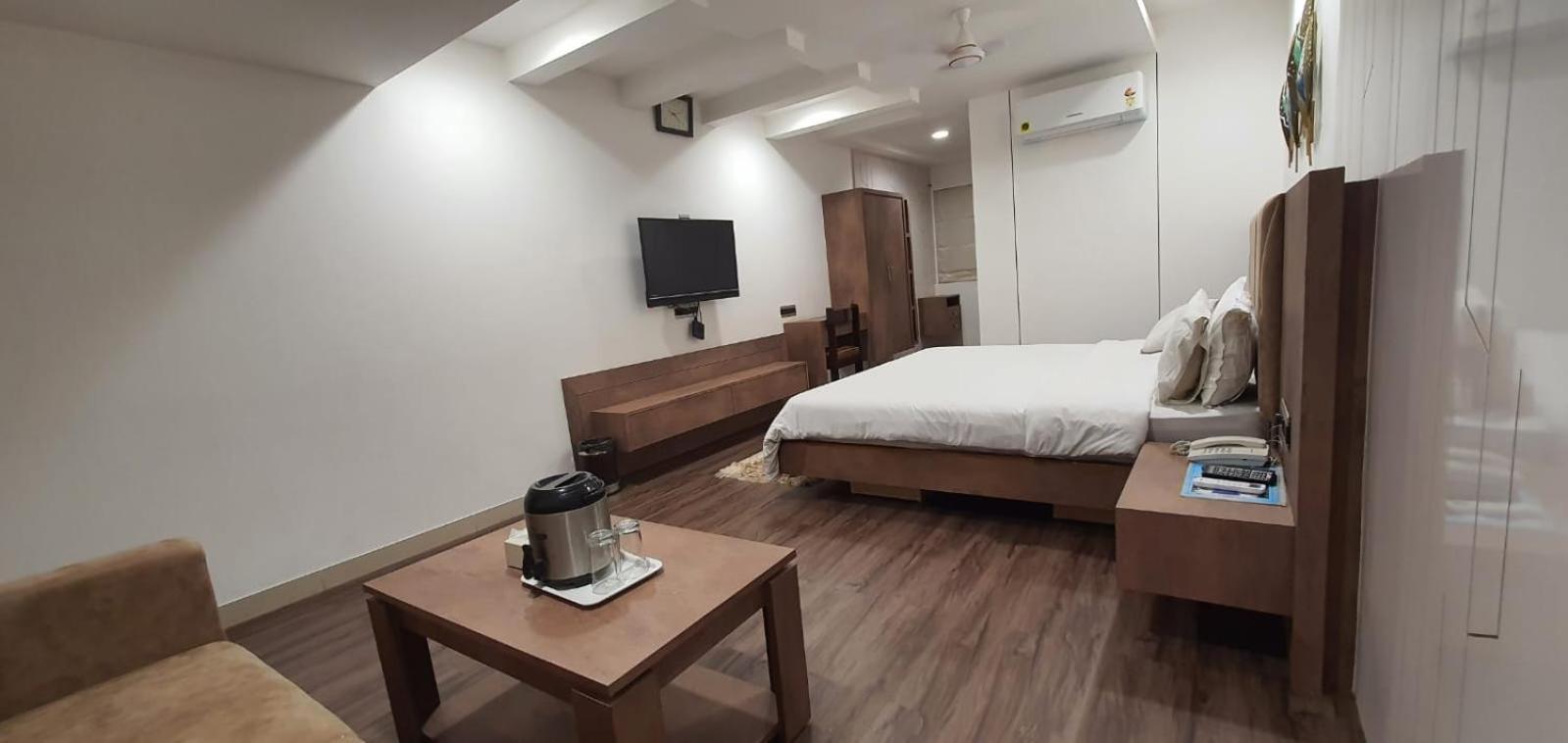 The Ambassador Hotel Vadodara Bagian luar foto