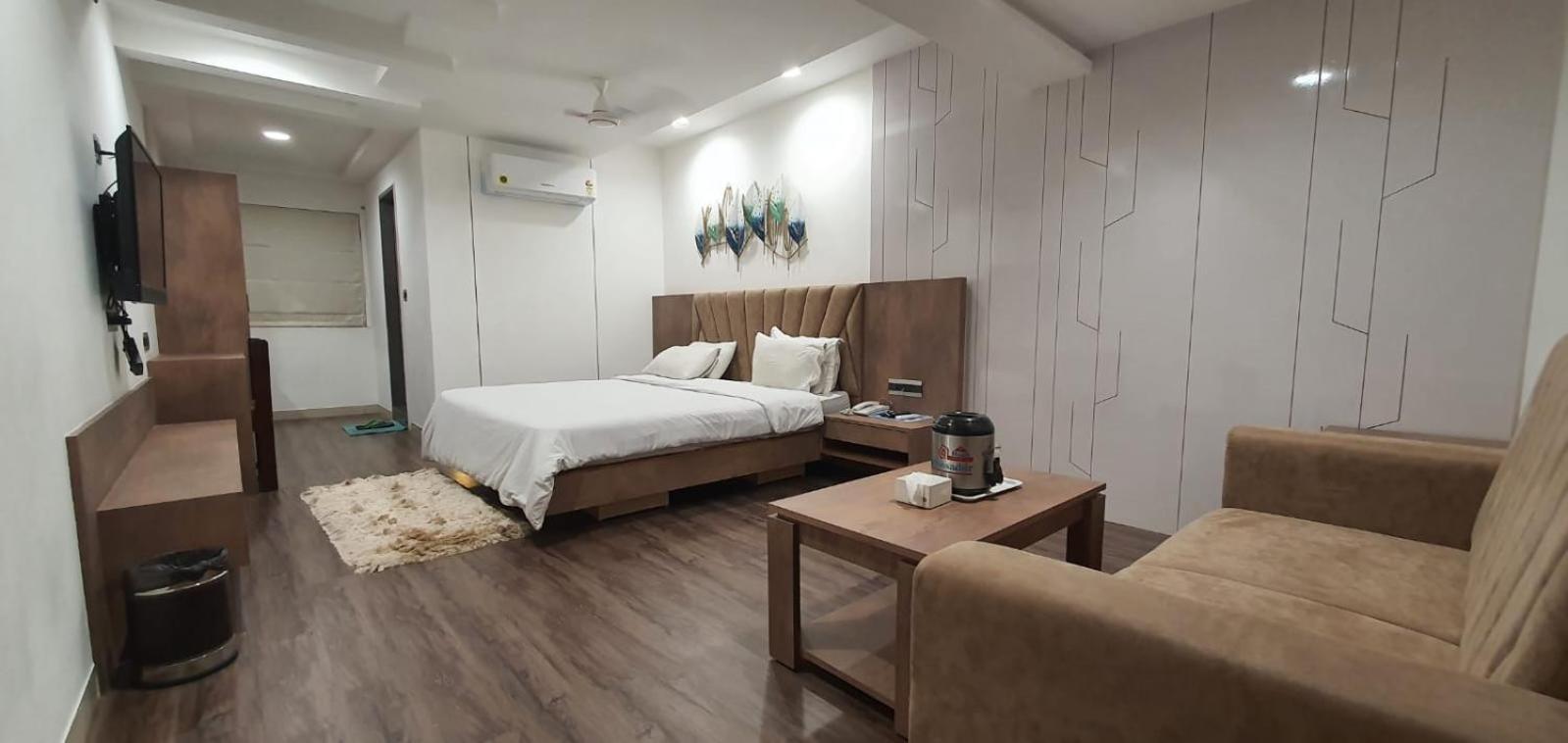 The Ambassador Hotel Vadodara Bagian luar foto