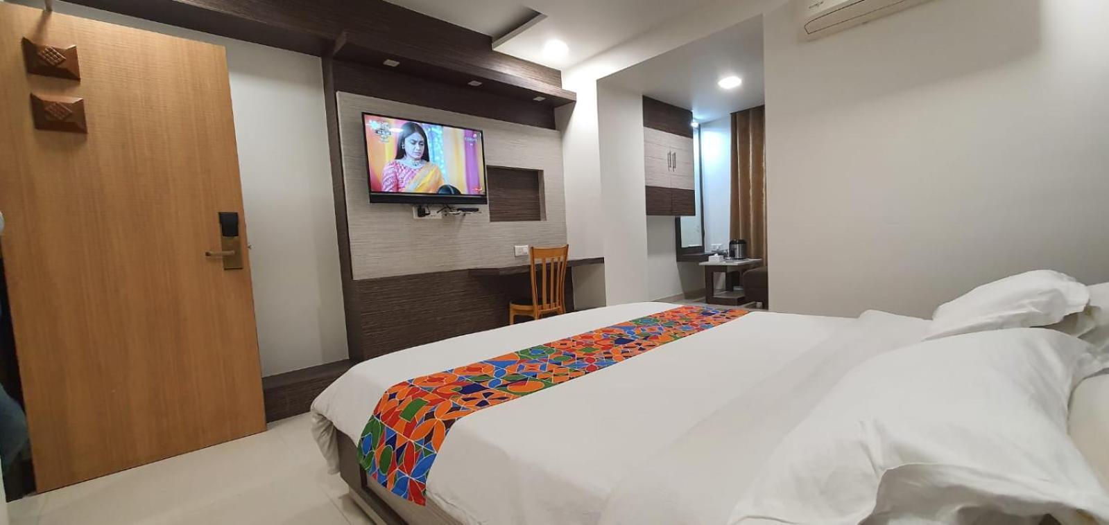 The Ambassador Hotel Vadodara Bagian luar foto