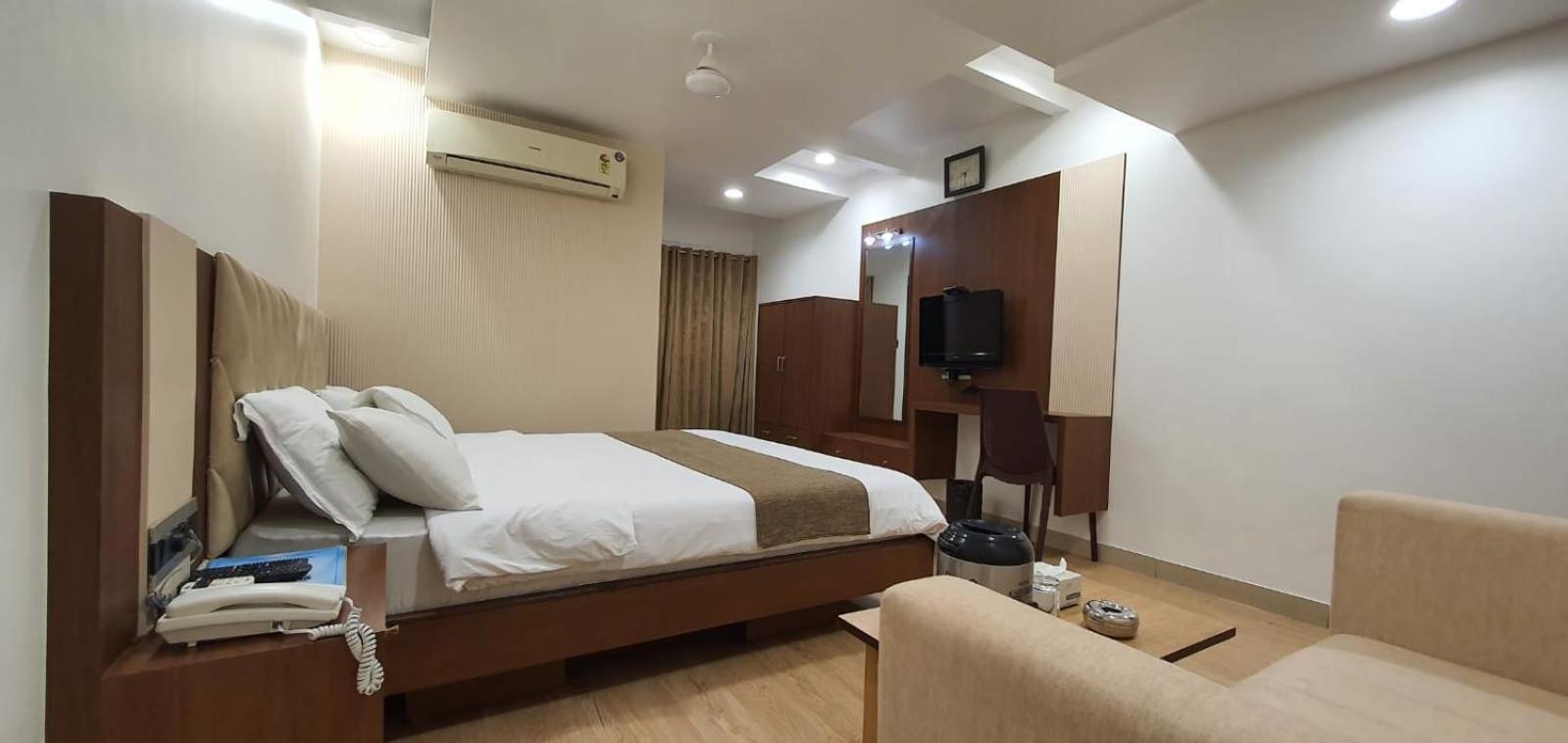 The Ambassador Hotel Vadodara Bagian luar foto