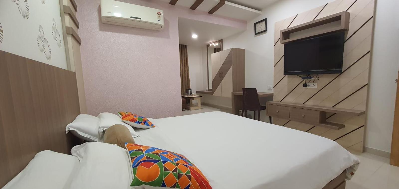 The Ambassador Hotel Vadodara Bagian luar foto