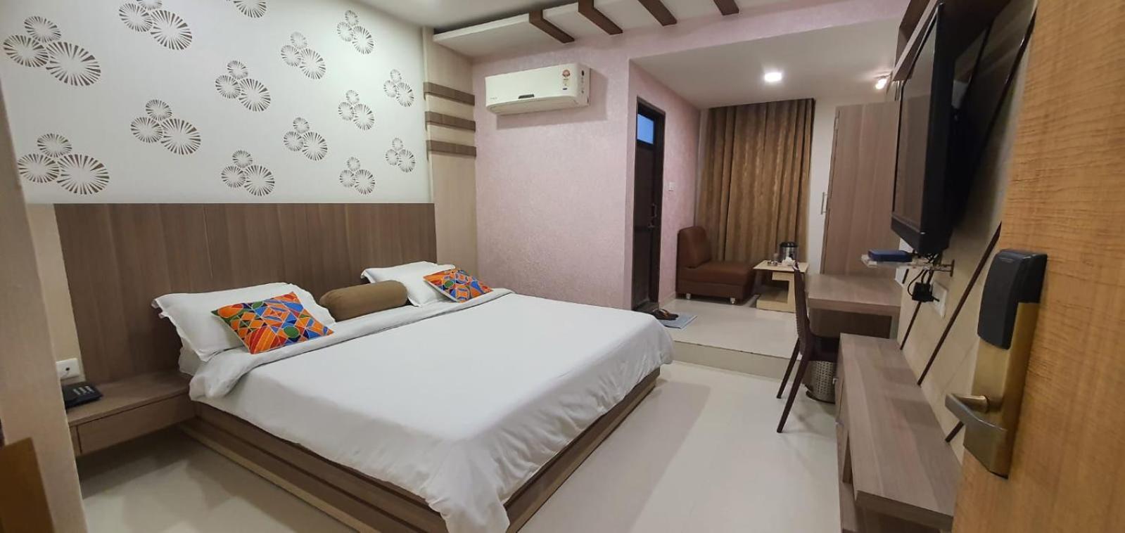 The Ambassador Hotel Vadodara Bagian luar foto