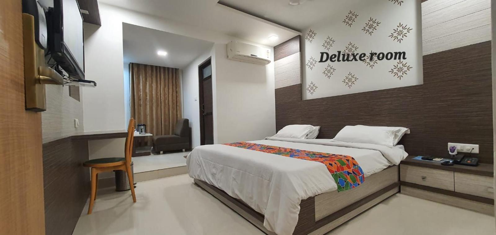 The Ambassador Hotel Vadodara Bagian luar foto