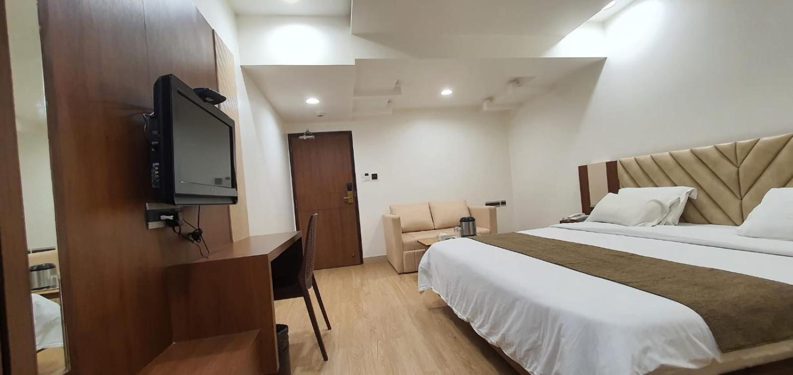 The Ambassador Hotel Vadodara Bagian luar foto
