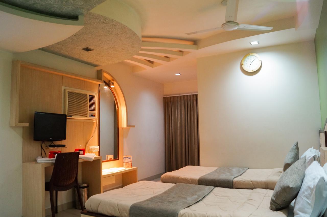 The Ambassador Hotel Vadodara Bagian luar foto