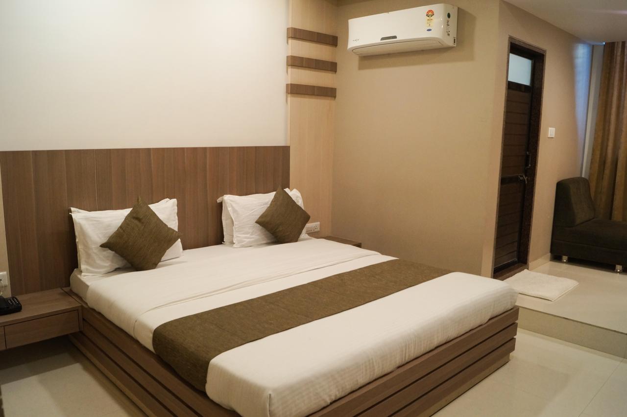 The Ambassador Hotel Vadodara Bagian luar foto