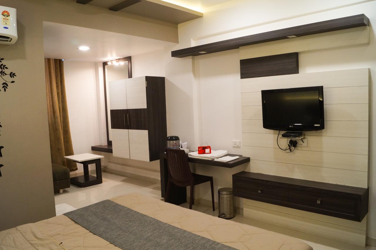 The Ambassador Hotel Vadodara Bagian luar foto