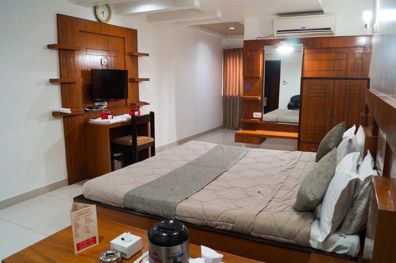 The Ambassador Hotel Vadodara Bagian luar foto