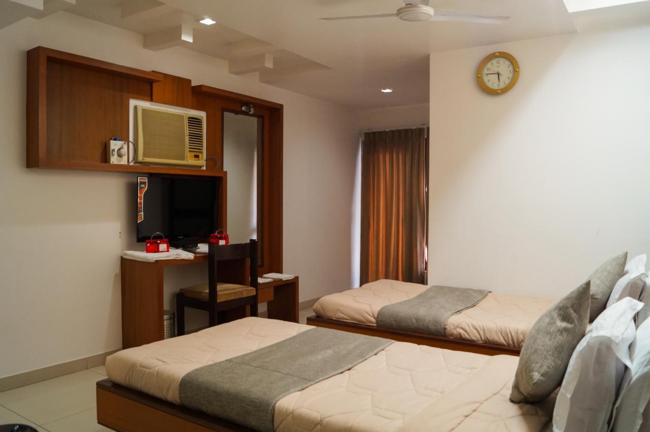 The Ambassador Hotel Vadodara Bagian luar foto