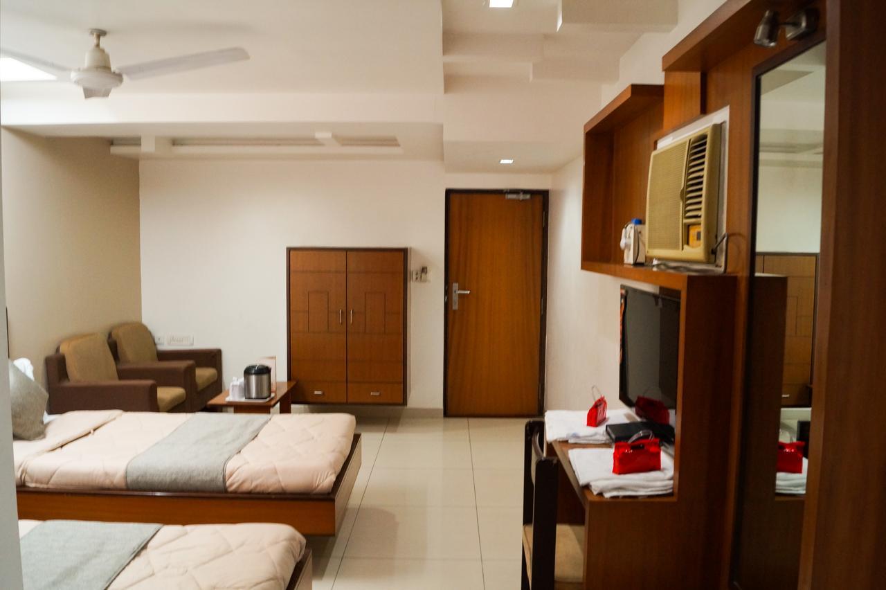 The Ambassador Hotel Vadodara Bagian luar foto