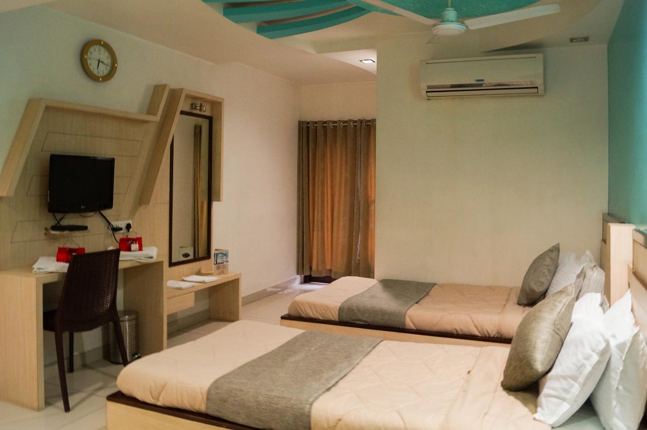 The Ambassador Hotel Vadodara Bagian luar foto