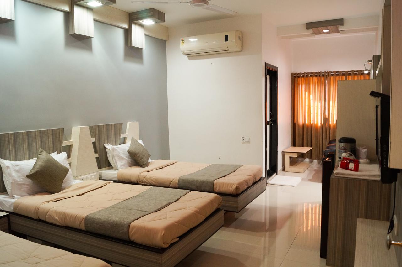 The Ambassador Hotel Vadodara Bagian luar foto