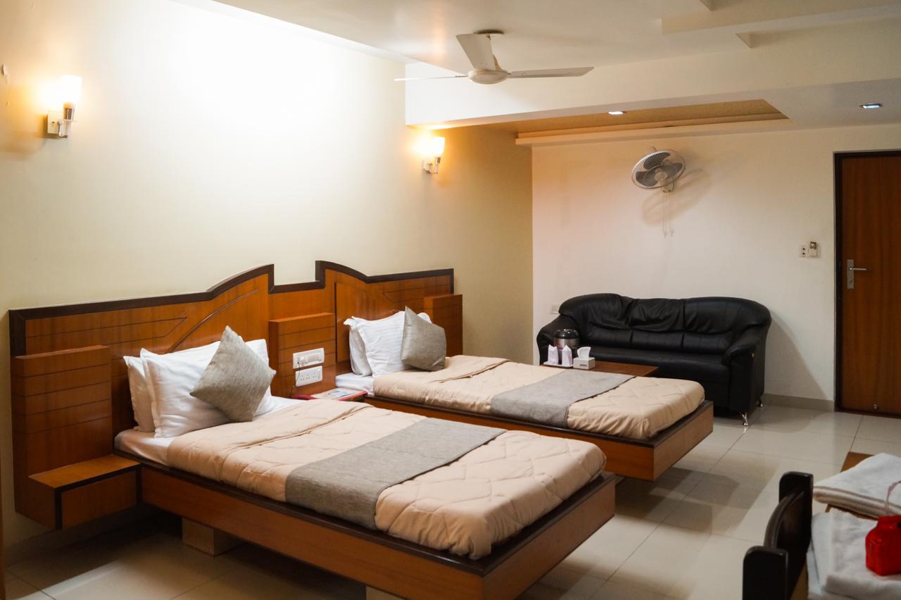 The Ambassador Hotel Vadodara Bagian luar foto