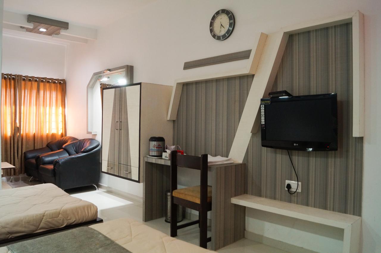 The Ambassador Hotel Vadodara Bagian luar foto