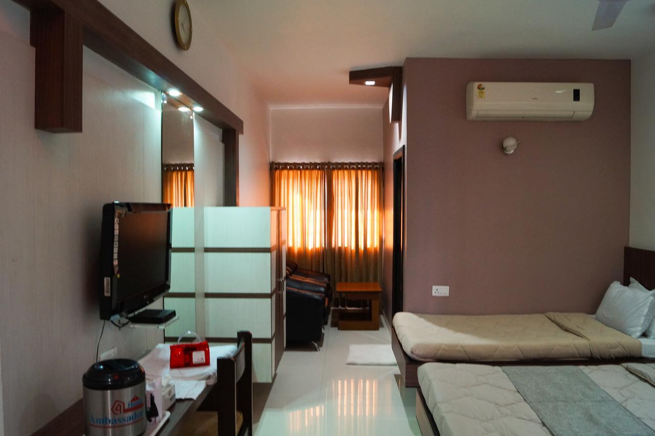 The Ambassador Hotel Vadodara Bagian luar foto