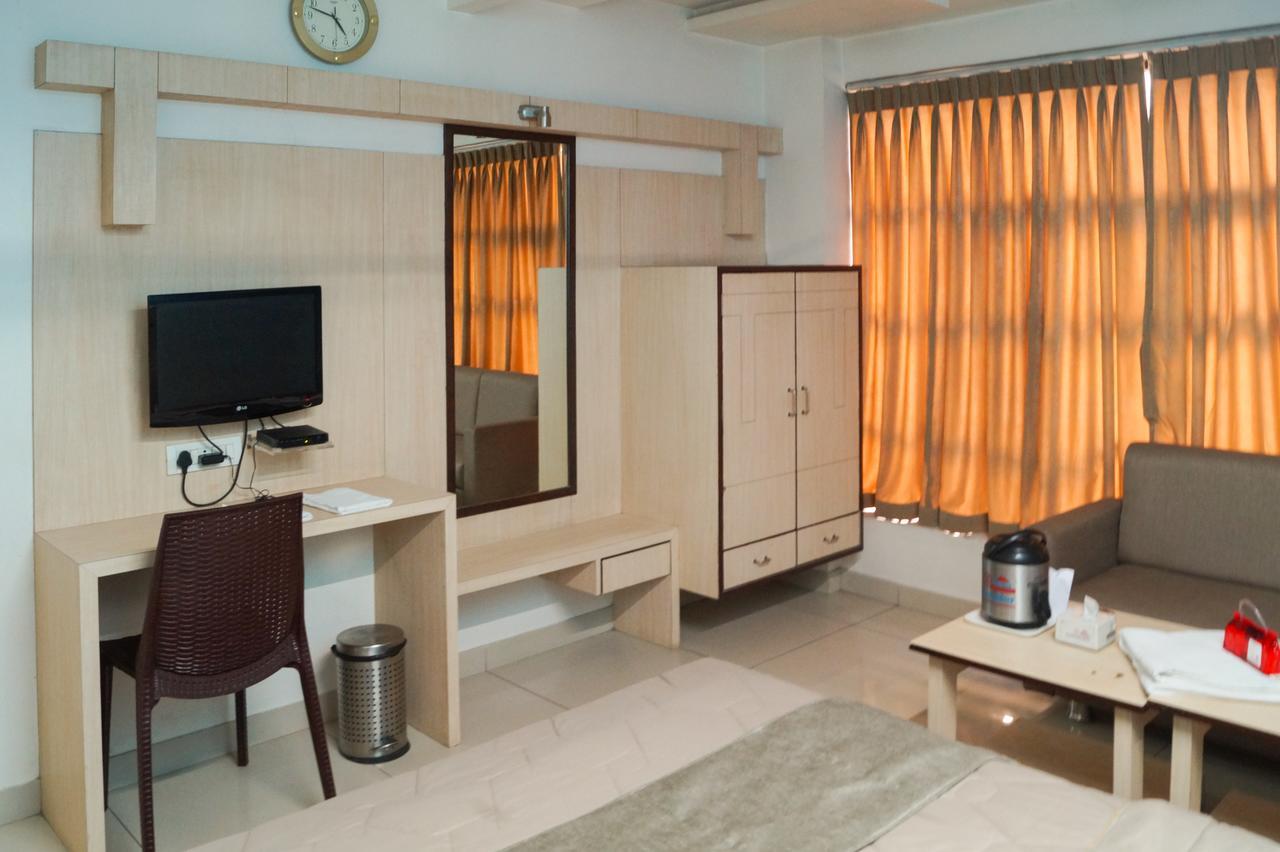 The Ambassador Hotel Vadodara Bagian luar foto