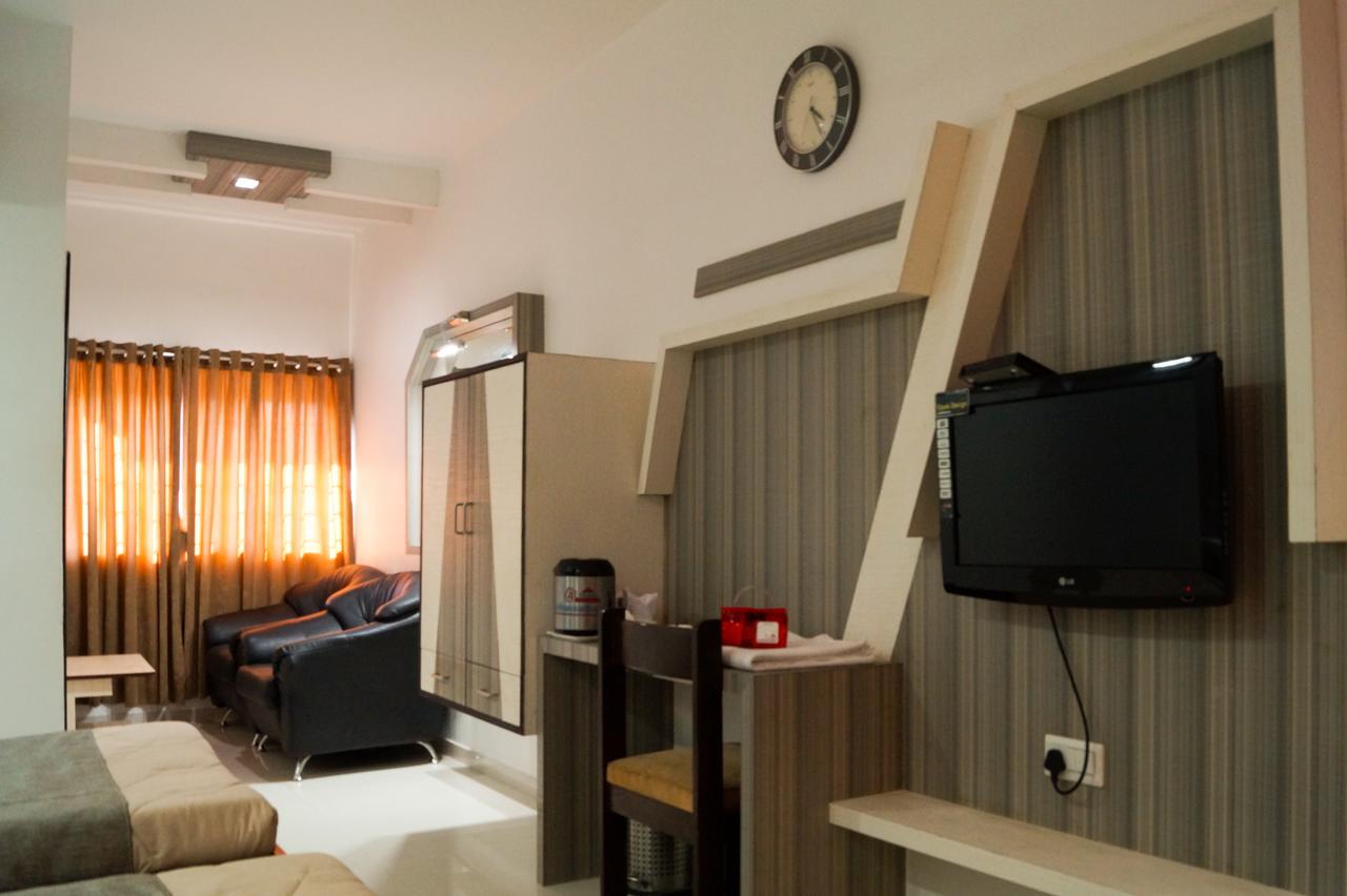 The Ambassador Hotel Vadodara Bagian luar foto