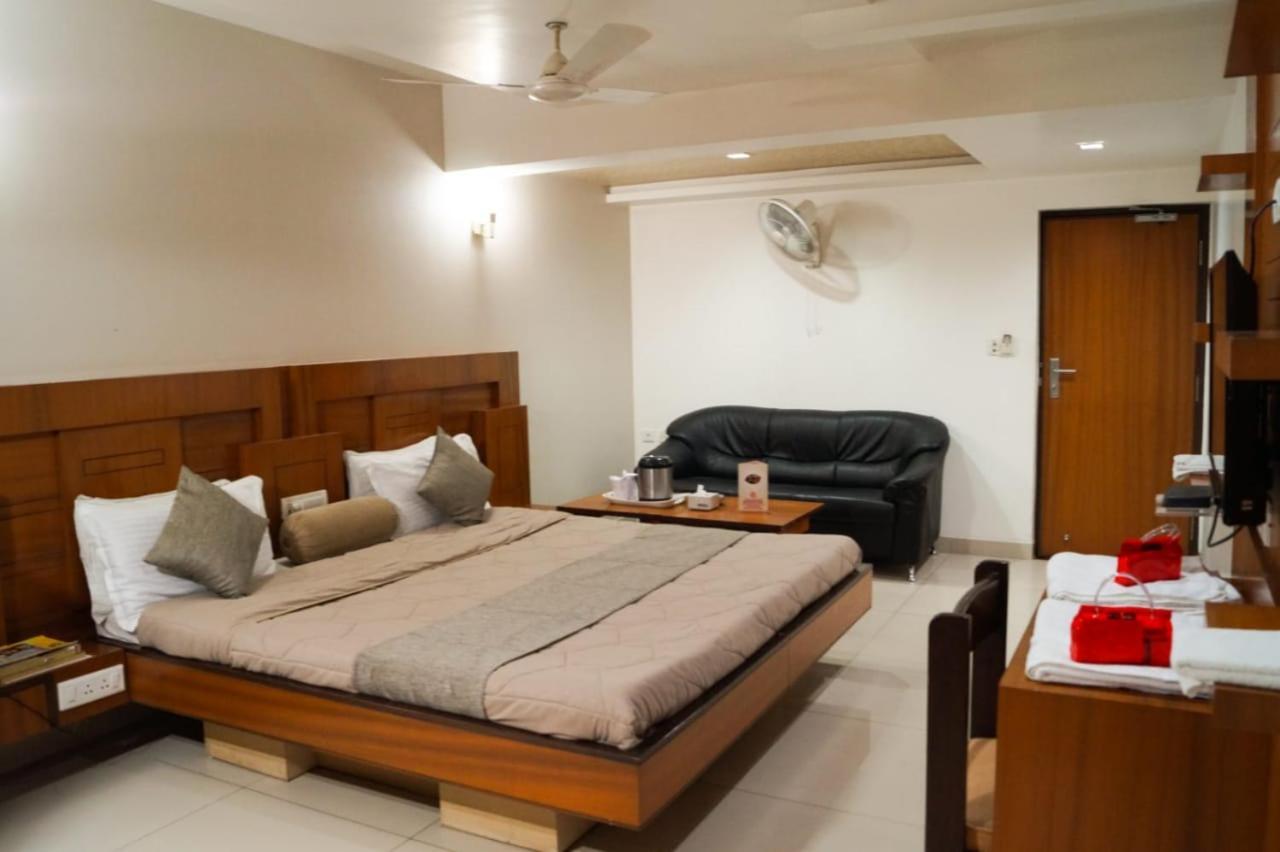 The Ambassador Hotel Vadodara Bagian luar foto