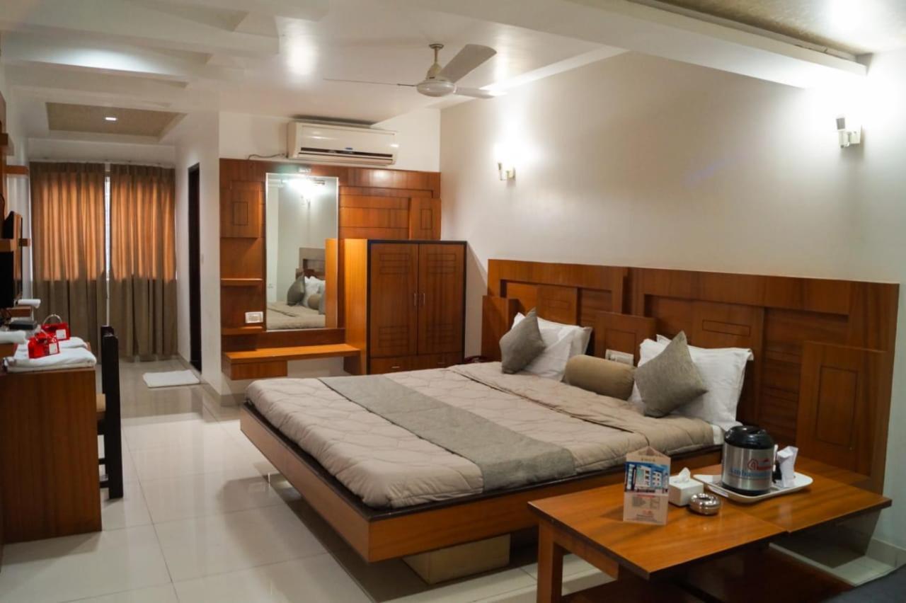 The Ambassador Hotel Vadodara Bagian luar foto