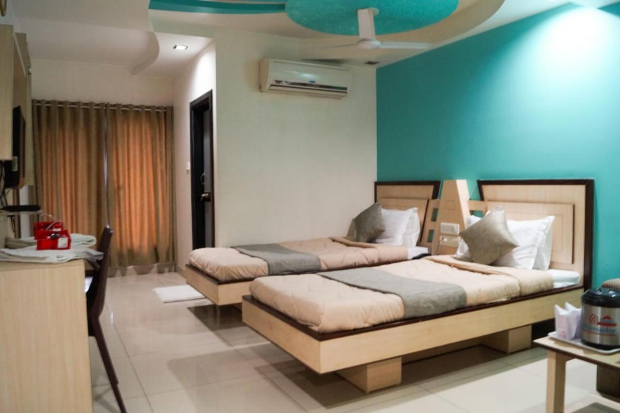 The Ambassador Hotel Vadodara Bagian luar foto