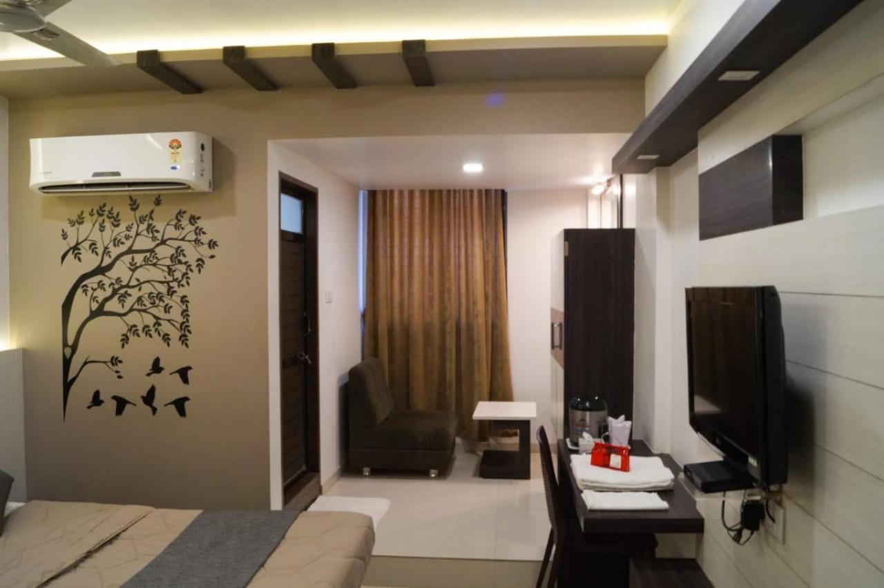 The Ambassador Hotel Vadodara Bagian luar foto