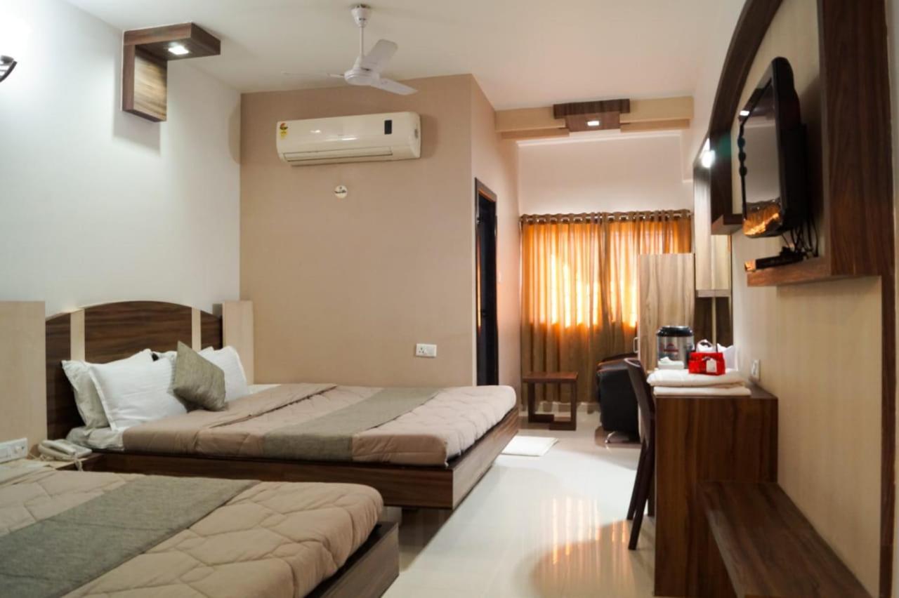 The Ambassador Hotel Vadodara Bagian luar foto