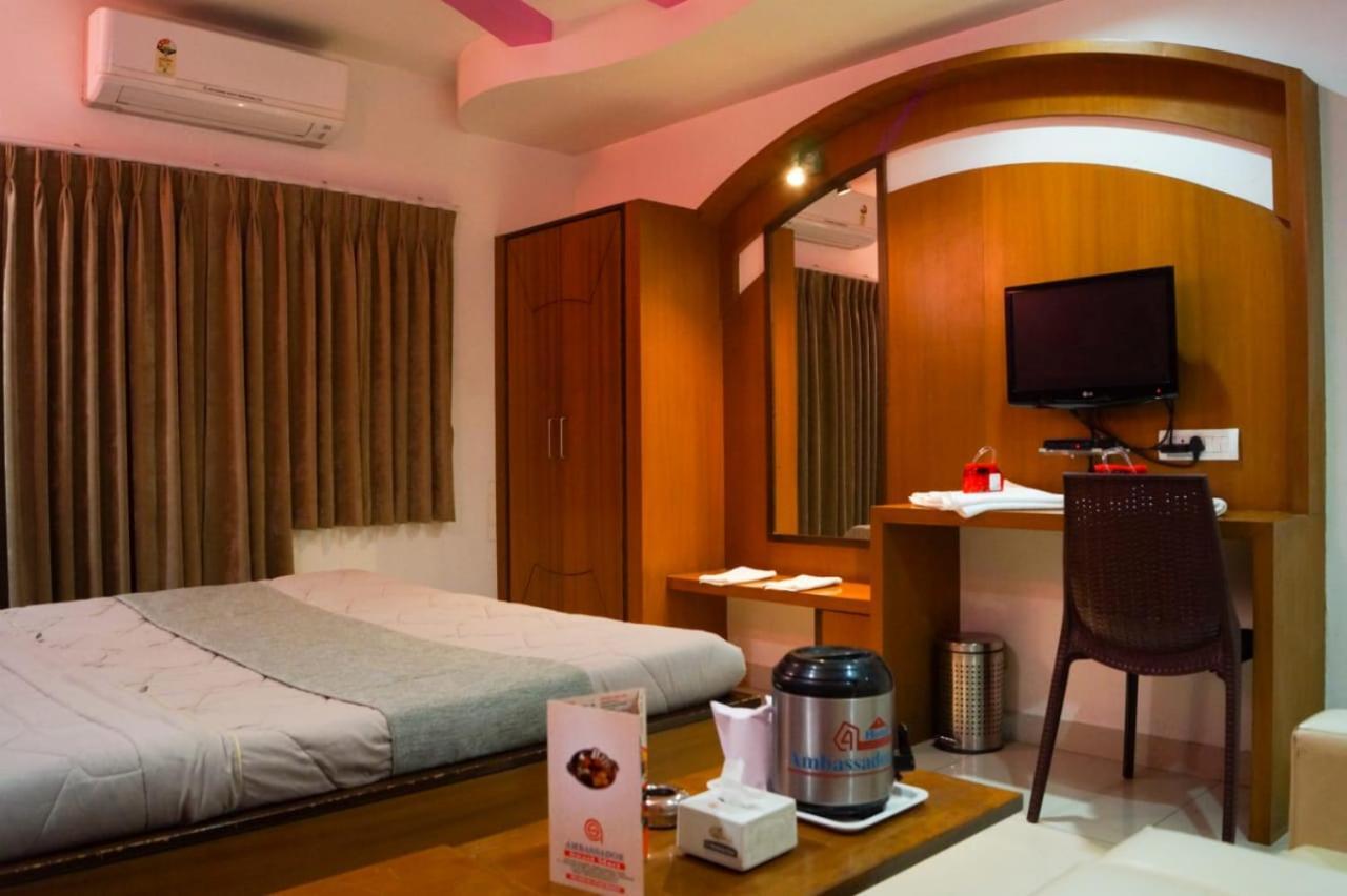 The Ambassador Hotel Vadodara Bagian luar foto