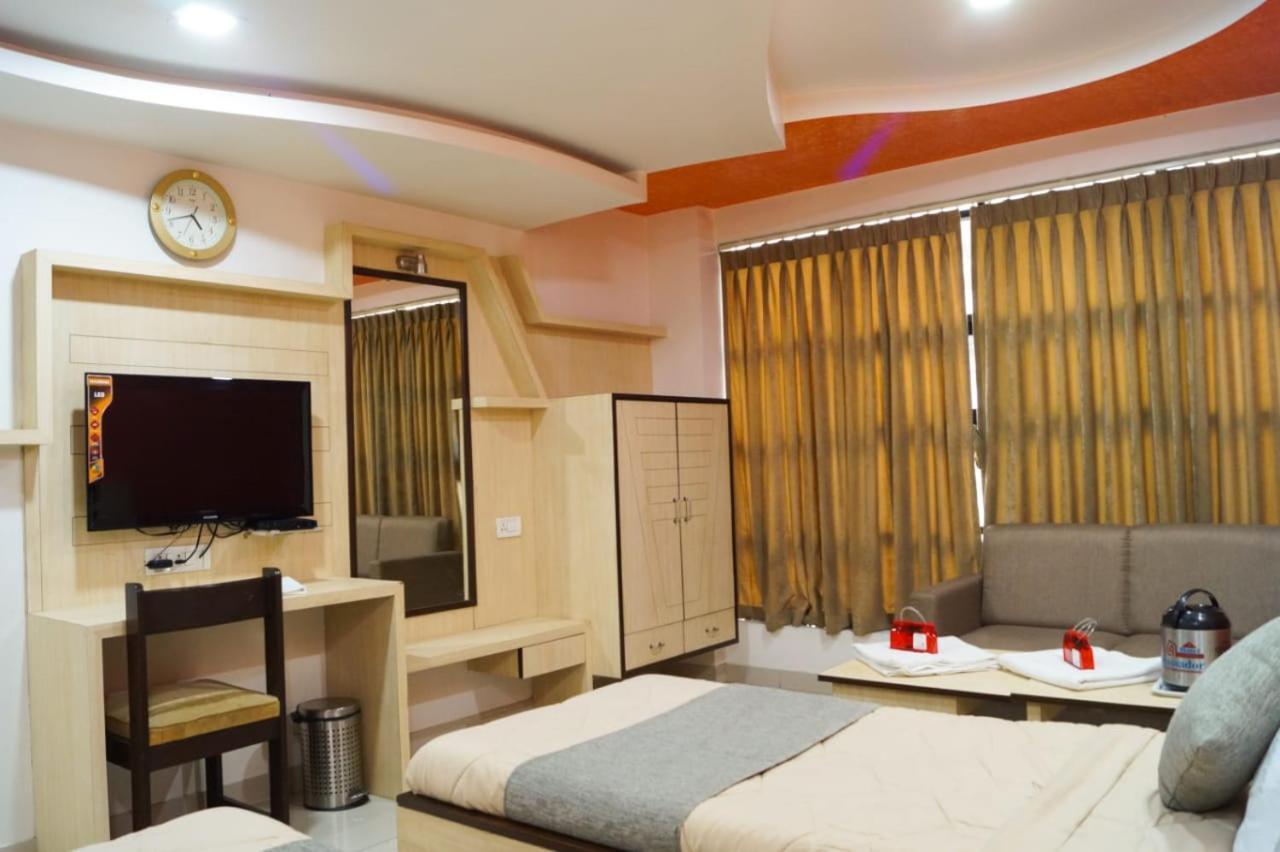 The Ambassador Hotel Vadodara Bagian luar foto