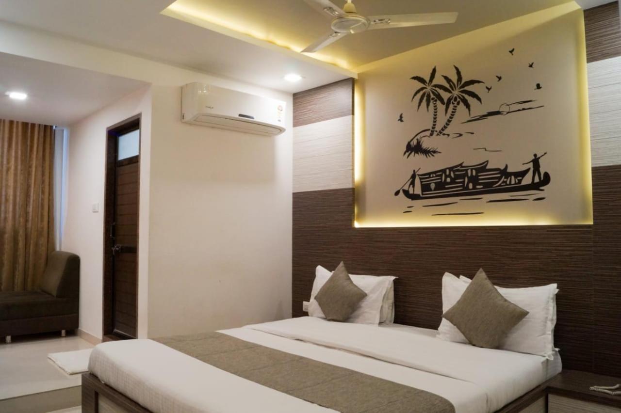 The Ambassador Hotel Vadodara Bagian luar foto