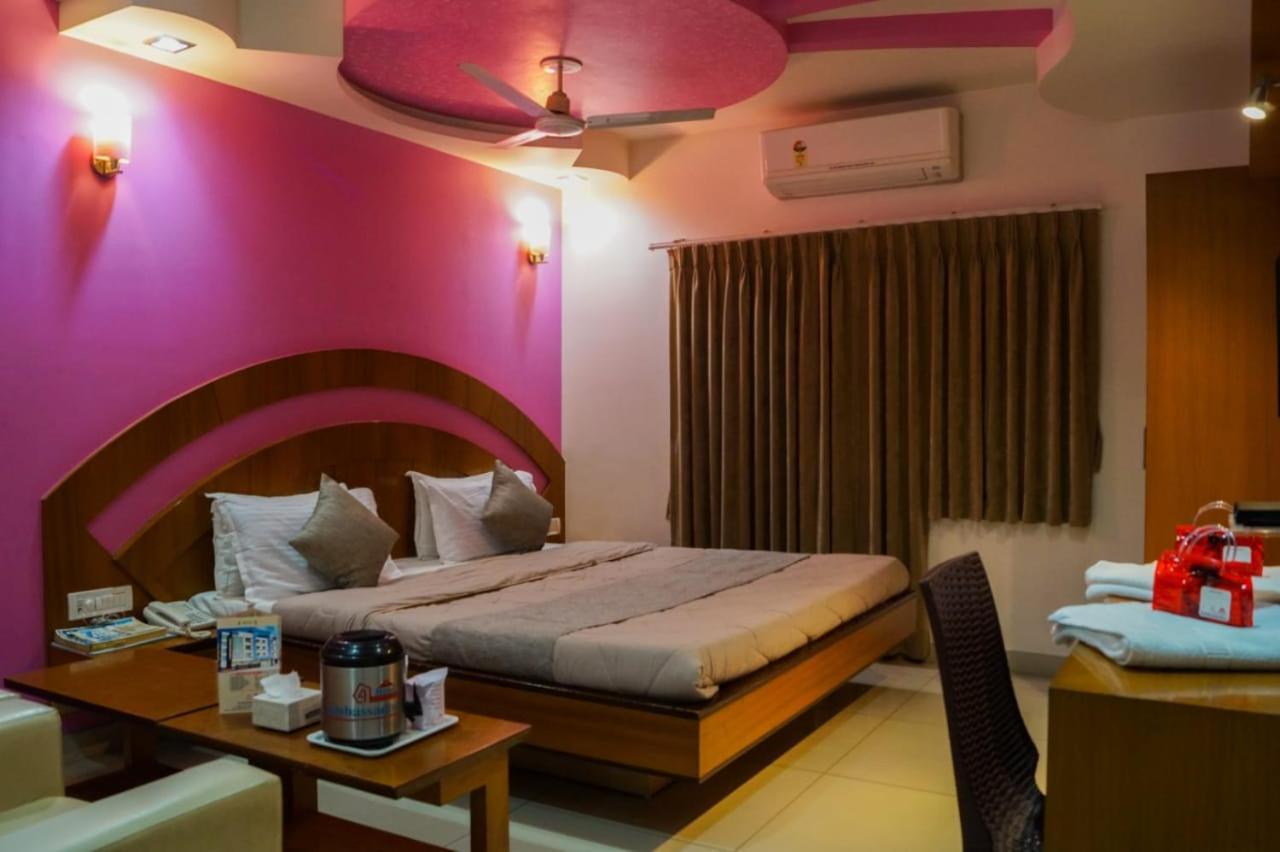 The Ambassador Hotel Vadodara Bagian luar foto