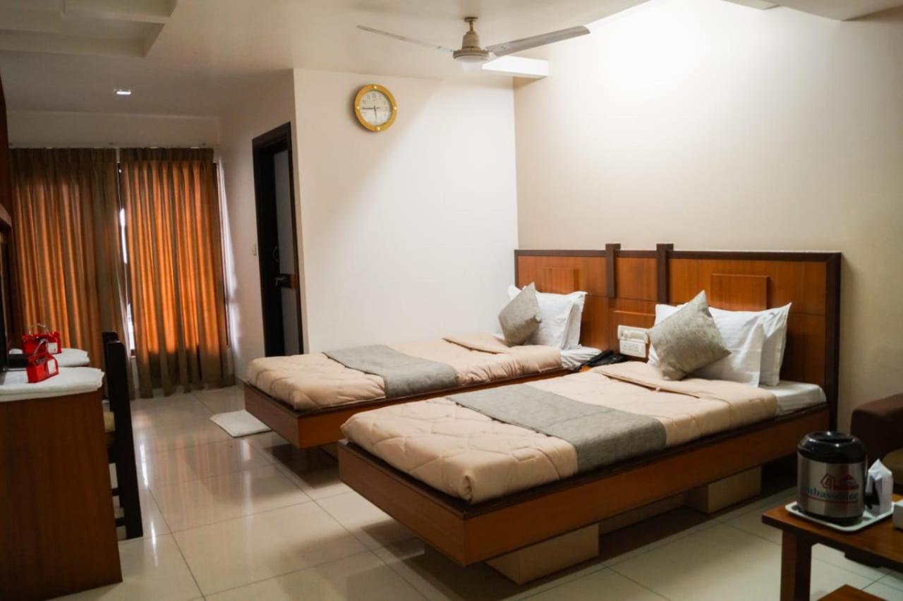 The Ambassador Hotel Vadodara Bagian luar foto