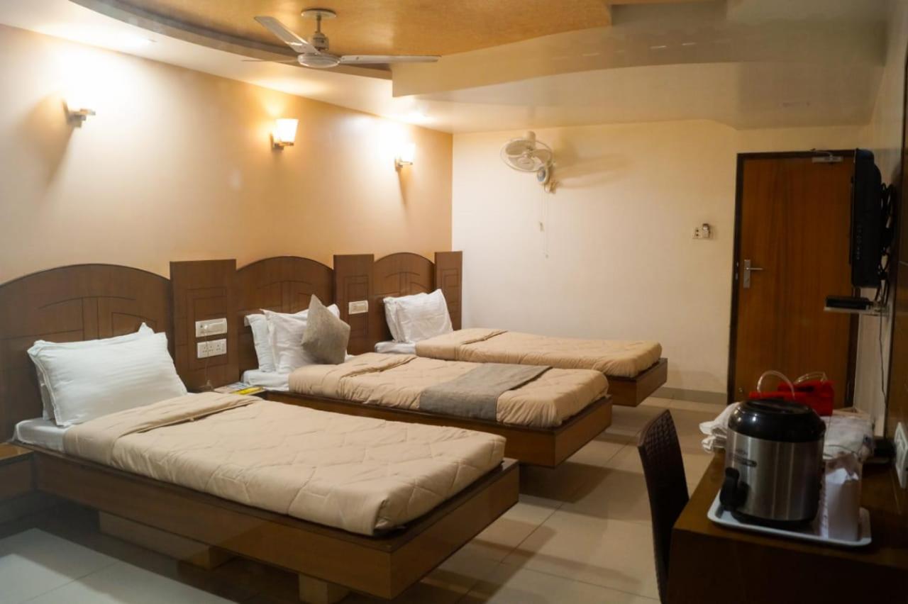The Ambassador Hotel Vadodara Bagian luar foto