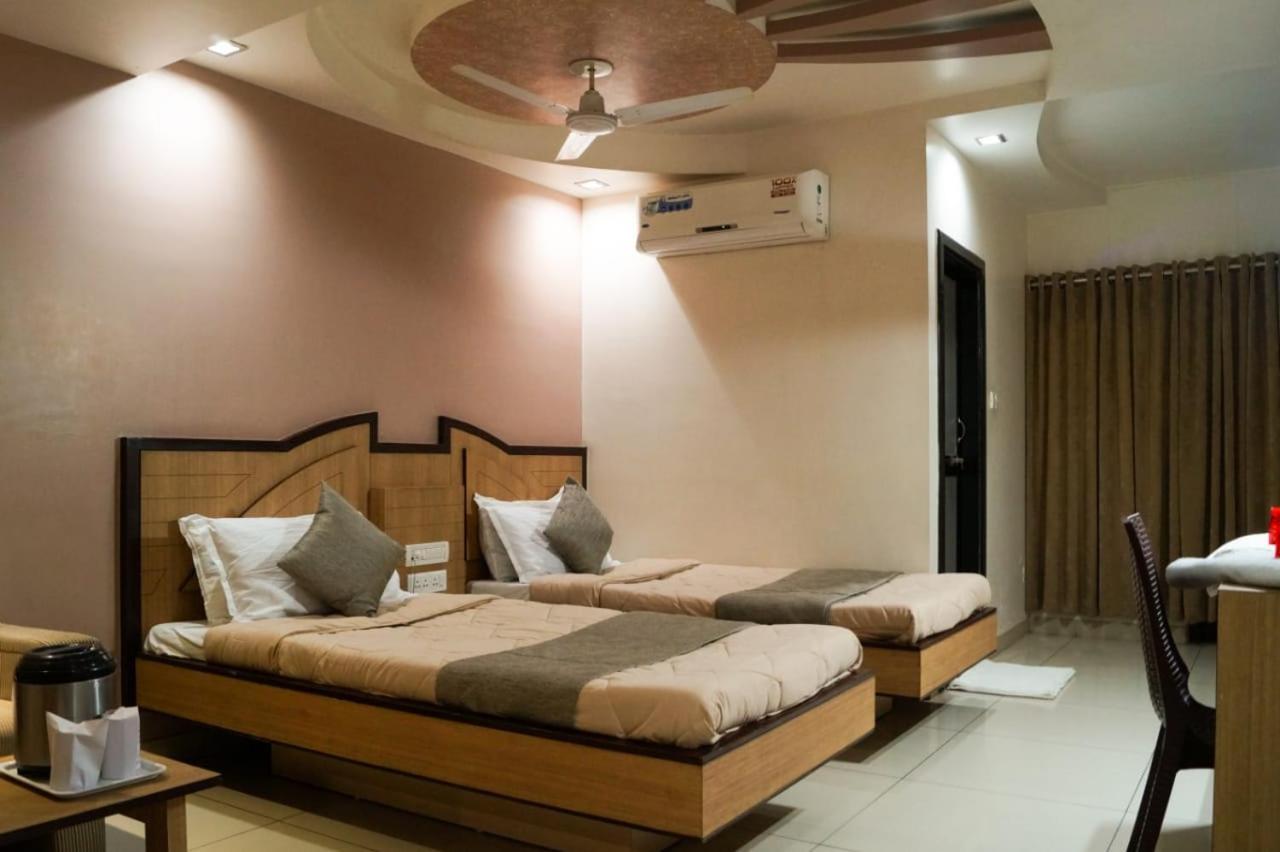 The Ambassador Hotel Vadodara Bagian luar foto