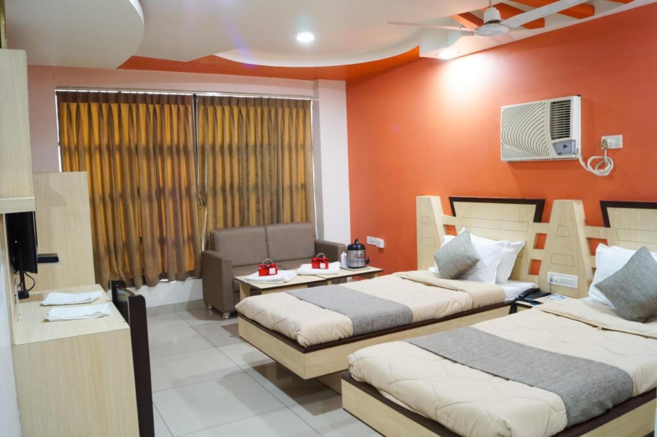 The Ambassador Hotel Vadodara Bagian luar foto