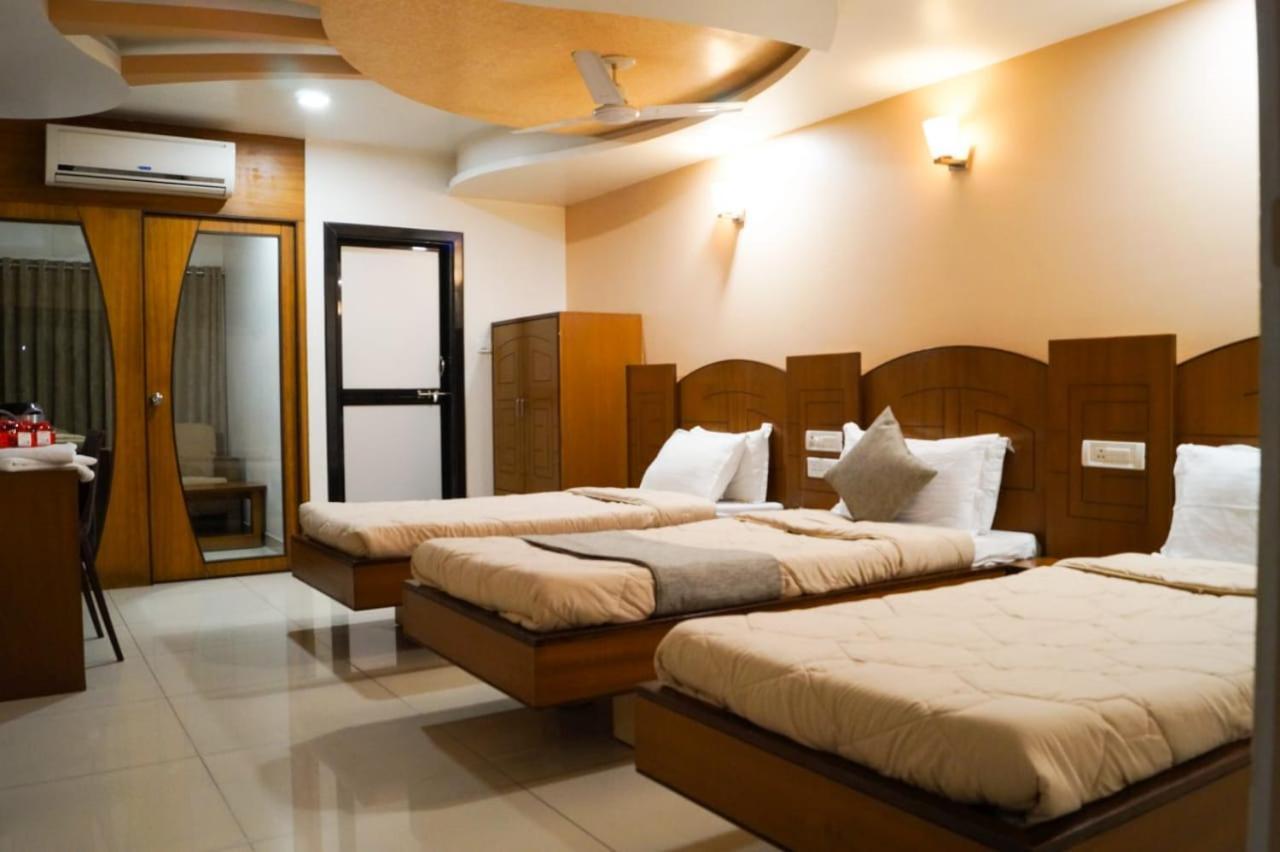 The Ambassador Hotel Vadodara Bagian luar foto